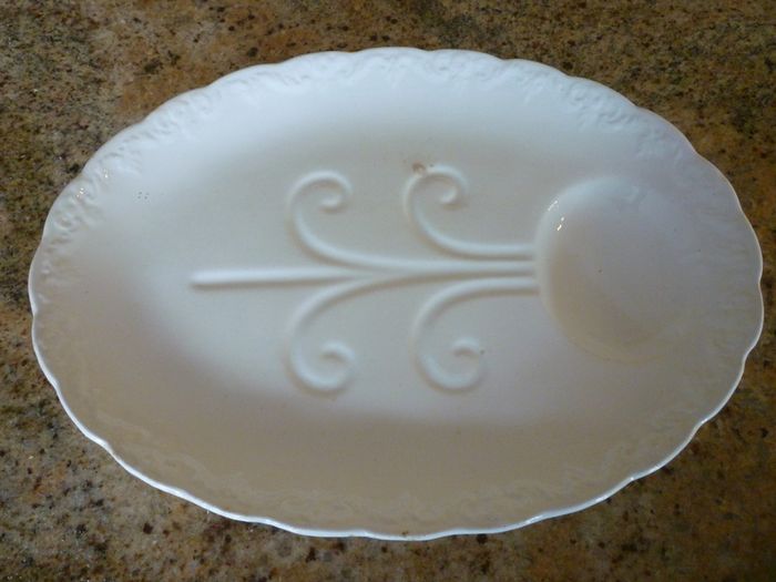 1930's Irish Serving Resting Table Plate to suit size of Chicken, Duck, Guiney Fowl, Roast- Very Good Vintage Condition.