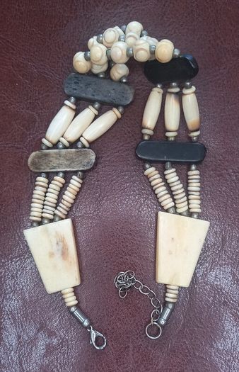 Vintage jewelry is sold individually for 5 to 10 euros