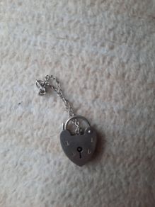 Heart-shaped padlock charm