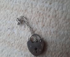 Heart-shaped padlock charm