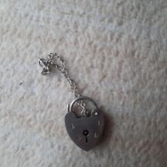 Heart-shaped padlock charm