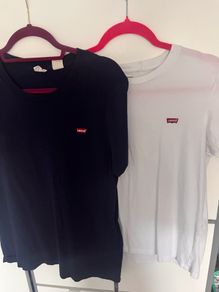 2 Levi's tees size M