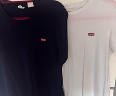 2 Levi's tees size M