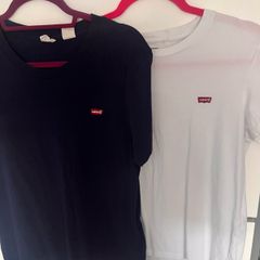 2 Levi's tees size M