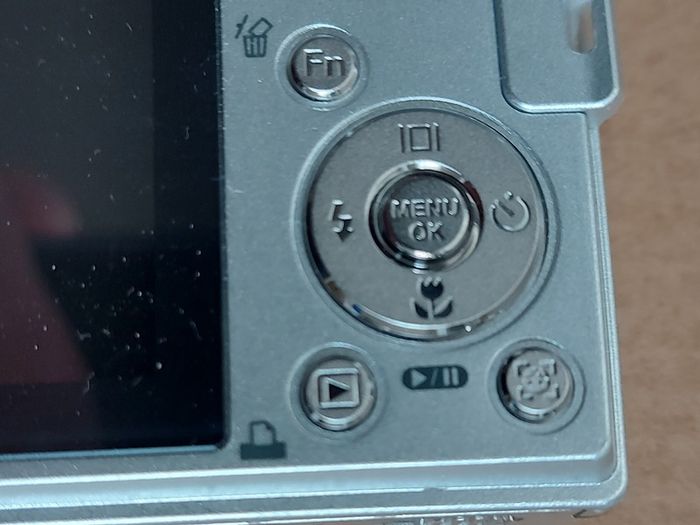 Samsung L100 Digital Camera, 8.1 Megapixels, No Battery or Memory Card, in excellent cosmetic condition, being sold for parts or repair