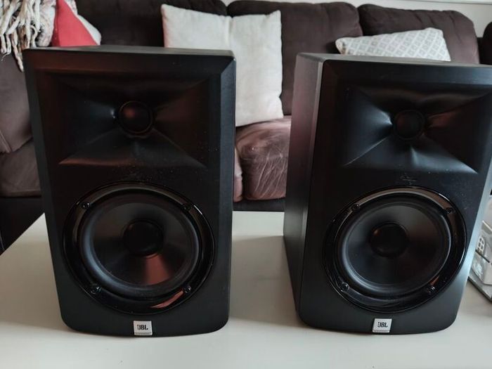 2 x JBL LSR 305 mixing speakers