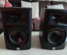 2 x JBL LSR 305 mixing speakers