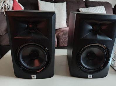 2 x JBL LSR 305 mixing speakers