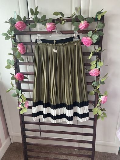 skirt Bnwt relish khaki fine pleat elastic waistband skirt size small