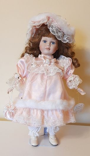 Porcelain dolls x 6