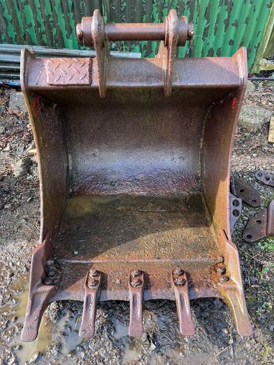 4 Original JCB 3Cx buckets, Ripper toe and wheel