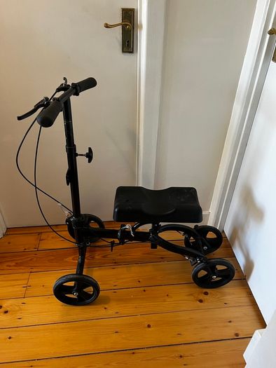 Knee Scooter: dual brakes, foldable, indoor or outdoor use