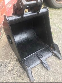 Kubota KX61 18" digging bucket with teeth