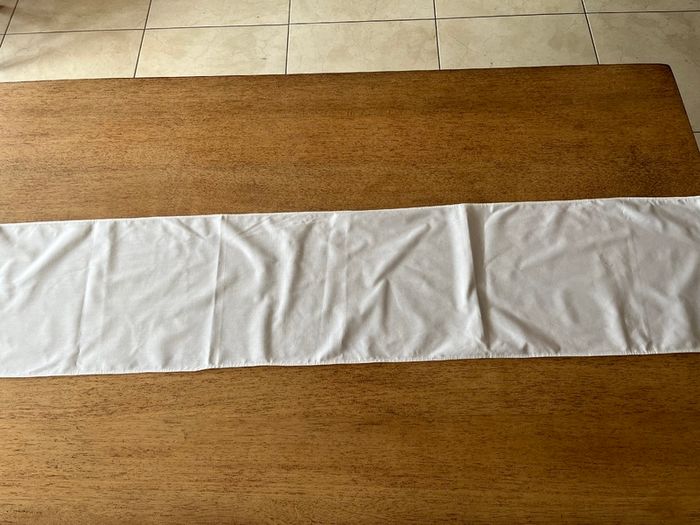 White table runner and 2 blue napkins
