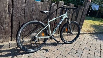2021 Giant Talon 2 Medium frame 17 inch with 27.5 inch wheels