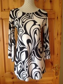 Size 10 Black & White Tunic Style Top