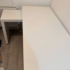 White corner pull out desk