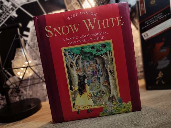 Snow White ! A Magic 3-Dimensional Fairy-Tale ! Hardcover ! 2006 ! by Fernleigh Books !