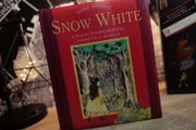 Snow White ! A Magic 3-Dimensional Fairy-Tale ! Hardcover ! 2006 ! by Fernleigh Books !