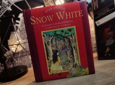 Snow White ! A Magic 3-Dimensional Fairy-Tale ! Hardcover ! 2006 ! by Fernleigh Books !