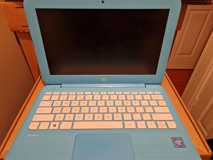 HP Stream, 32GB HDD, 2GB Ram, Windows 10, Blue, in excellent condition