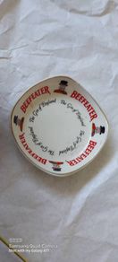 beefeater gin of England, advertising ashtray,,used good condition,,,buyer collects or pays postage thank you,,take as is ,,collectors item with smoking bans