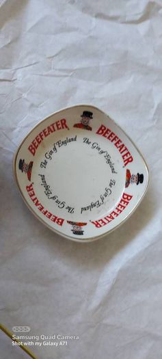 beefeater gin of England, advertising ashtray,,used good condition,,,buyer collects or pays postage thank you,,take as is ,,collectors item with smoking bans
