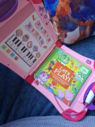 LEAPFROG LeapStart Interactive Book Case - Pink