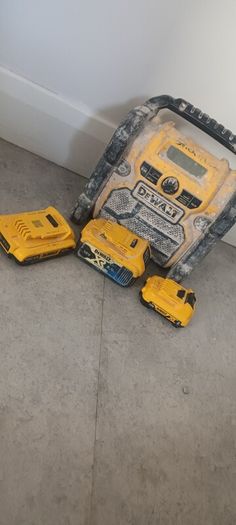 dewalt radio and 3 batteries