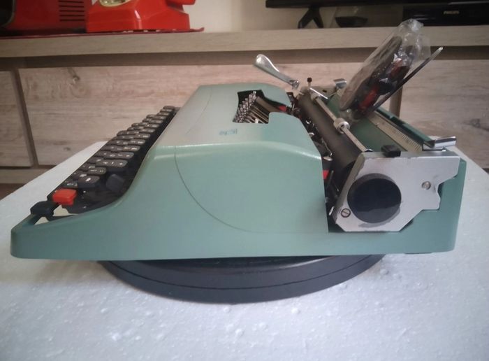 Olivetti Lettera 32 Typewriter