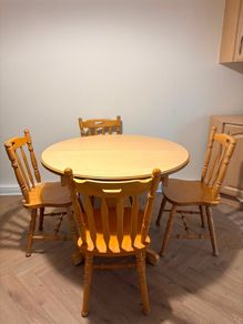 Extendable Dining Table & 4 Matching Chairs