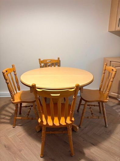 Extendable Dining Table & 4 Matching Chairs