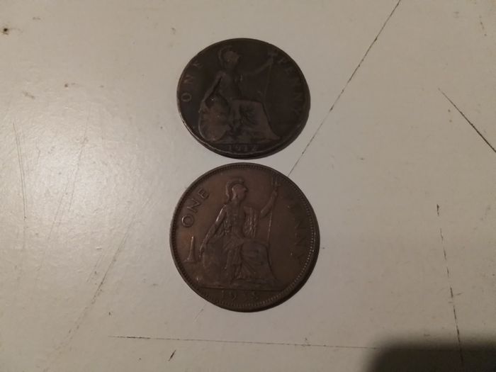 100 UK Pennies.