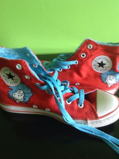 Converse cat in the hat chuck Taylor's size 3.5   Bought in universal studios