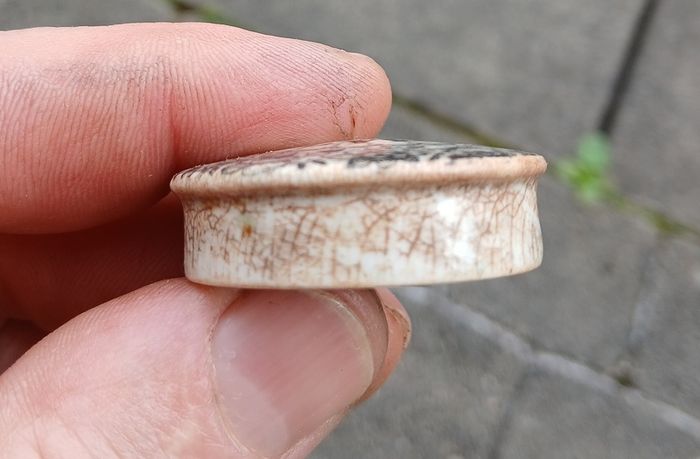 Vintage lip salve lid