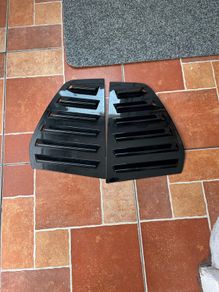 Rear window vents