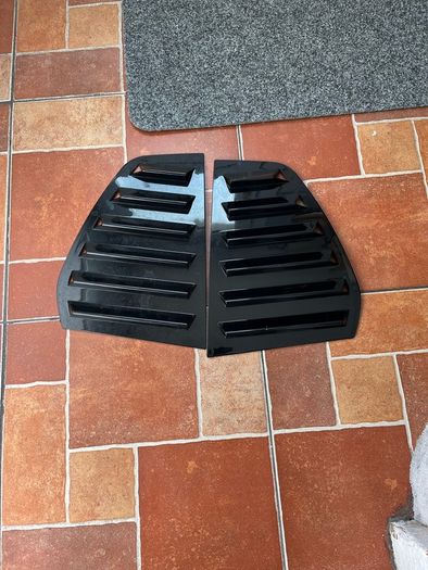 Rear window vents