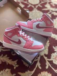 Jordan 1 Mid Coral Chalk