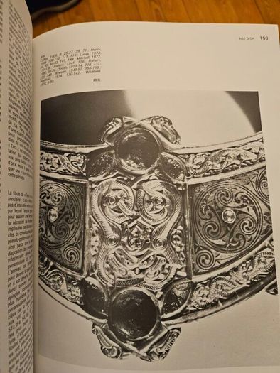 TREASURES OF IRELAND. THIS book is the exhibition catalogue for Tresors d'Irlande (Treasures of Ireland) held at the Galeries nationales du Grand Palais in Paris. Large volume paperback in good condition. See photos for same.