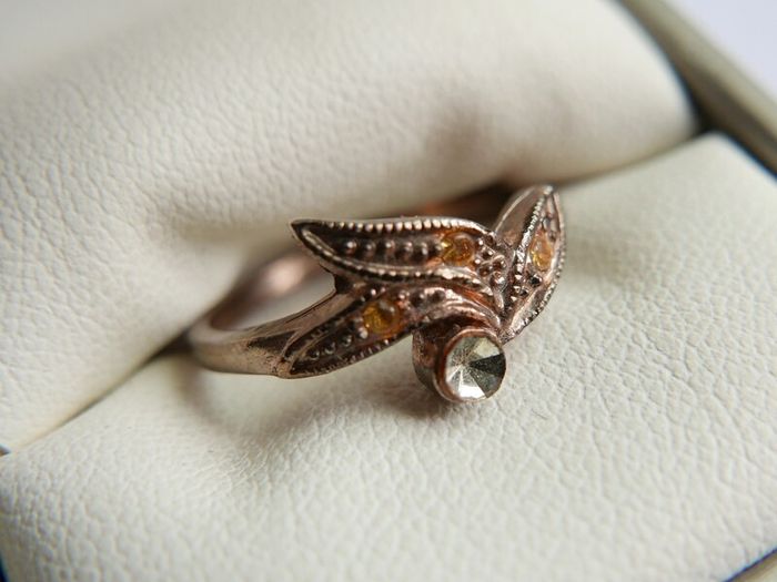 Vintage Sterling Silver Decorative leaf design ring with small stones