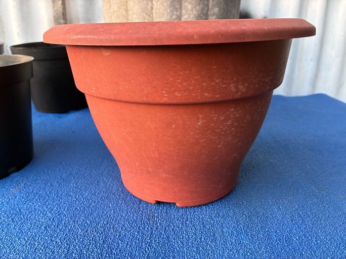 8 plastic flower pots