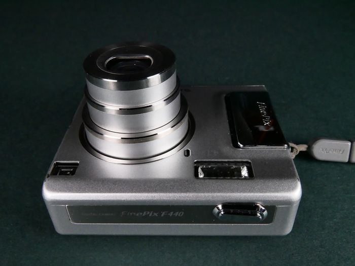 FUJIFILM FinePix F440 Digital Camera 4megapixel