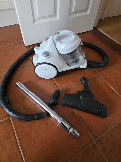 Vacuum cleaner 700W