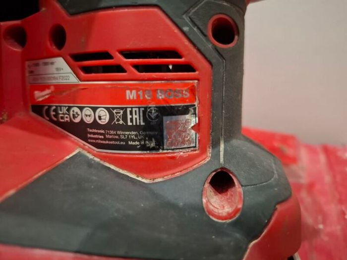 Milwaukee M18 BQSS Brushed Quarter Sheet Sander with 4ah battery