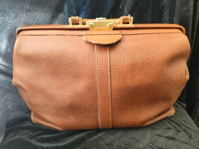 De  Boissy vintage leather Gladstone doctor bag