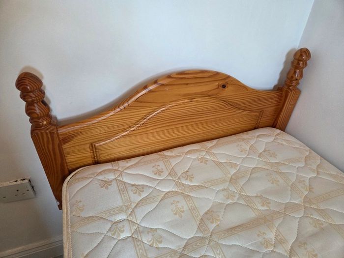 Single bed / mattress / headboard