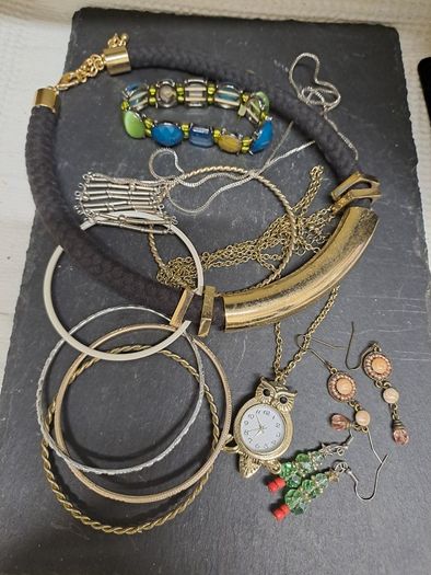 Various jewellery pieces