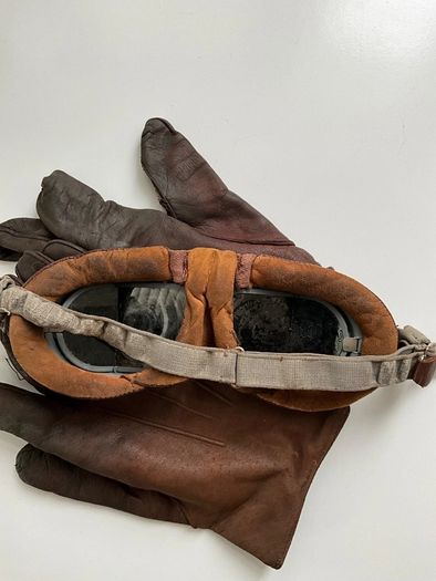 Rare WW2 RAF special duties aircrew grouping of Mk viii flying goggles and leather flying gloves