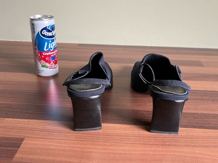 Liz Claiborne navy shoes. Size 8.5 uk