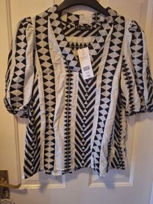 Top/Colour: Black/White .. Size: 8 UK .. 36 EU